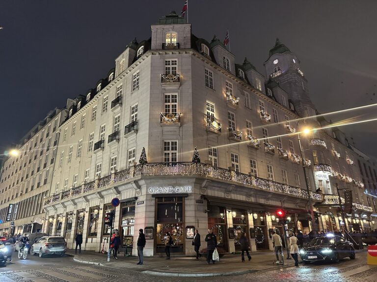 Grand Hotel på hjørnet av Karl Johans gate en kveld i desember