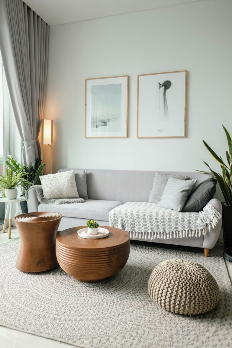 Stue i hotellsuite med sofa og planter (illustrasjonsfoto)