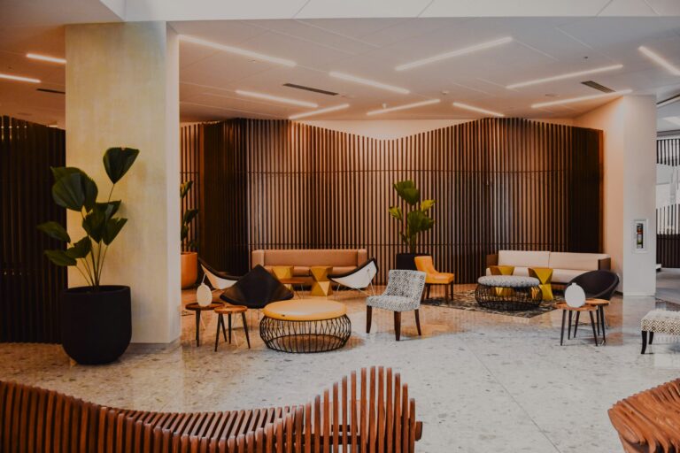 Hotellobby med trevegger og loungemøbler (illustrasjonsfoto)