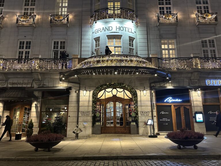 Inngangen til Grand Hotel Oslo om kvelden