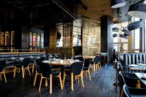 Moderne restaurant med dekkede bord og myk belysning (illustrasjonsfoto)