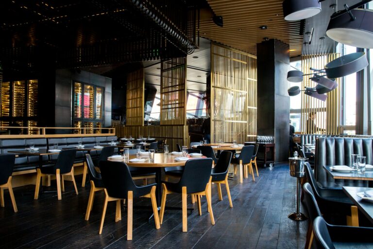 Moderne restaurant med dekkede bord og myk belysning (illustrasjonsfoto)