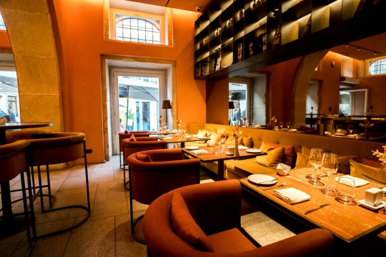 Koselig restaurant med sittebås og varme farger (illustrasjonsfoto)